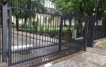 Jaki napęd do bramy skrzydłowej na wąskich lub szerokich słupkach? Sprawdź, zanim kupisz!